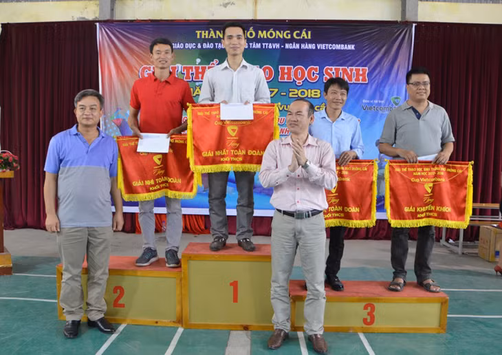 BTC trao giải toàn đoàn cho khối Tiểu học và THCS