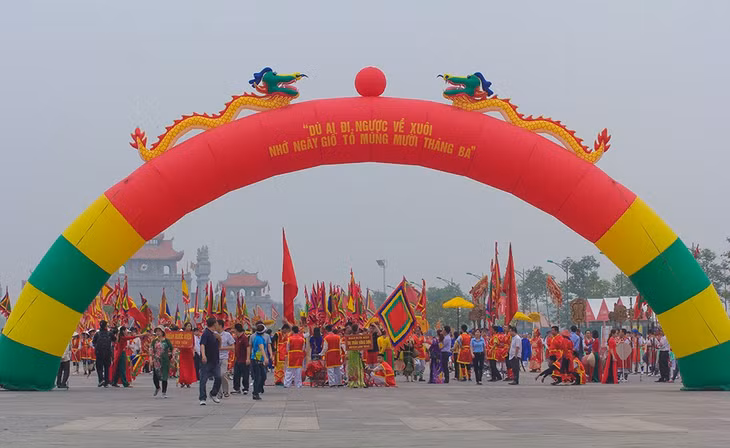 Lễ rước kiệu diễn ra vào 7h sáng, nhưng ngay từ sáng sớm, bảy đoàn rước kiệu của các xã Hy Cương, Chu Hóa, Hùng Lô, Kim Đức, phường Vân Phú (TP Việt Trì), xã Tiên Kiên, thị trấn Hùng Sơn (huyện Lâm Thao) đã đồng loạt rước kiệu từ đình, đền ở các xã, phường về hội tụ dưới chân núi Nghĩa Lĩnh.