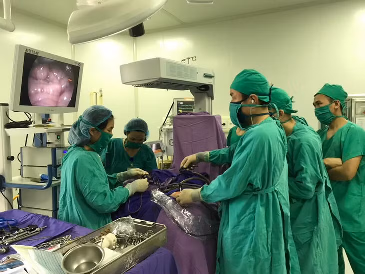 Các bác sĩ thực hiện nội soi