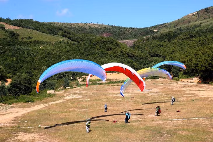CLB Dù Đông Bắc luyện tập chuẩn bị cho chương trình trình diễn dù bay-một trong những hoạt động mới, hấp dẫn nhất được tổ chức chào mừng Năm Du lịch Quốc gia 2018-Hạ Long-Quảng Ninh. 