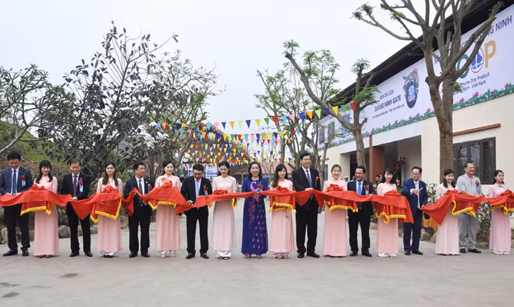 Đại biểu cắt băng khánh thành khu du lịch Quảng Ninh Gate