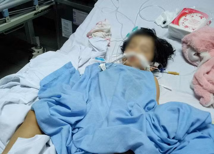 Cháu Dương Ngọc Hà khi còn nằm viện điều trị. Ảnh facebook của mẹ cháu Dương Ngọc Hà