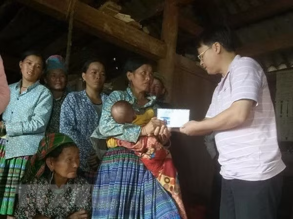 Lãnh đạo huyện Sốp Cộp động viên, hỗ trợ gia đình các nạn nhân. (Ảnh: Nguyễn Chiến/TTXVN)