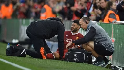  Chấn thương của Oxlade-Chamberlain có vẻ rất nghiêm trọng.