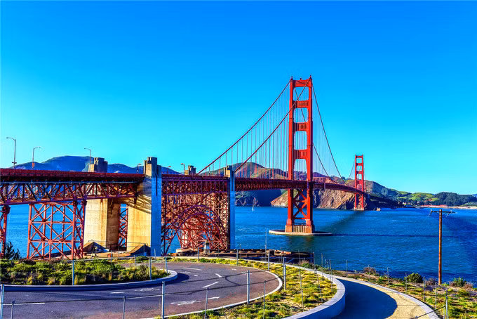 San Francisco, Mỹ Đến San Francisco tháng 5 du khách đừng bỏ qua cuộc đua Day to Breakers vào chủ nhật thứ 3 của tháng. Sự kiện này bắt nguồn từ năm 1912 nhằm nâng cao tinh thần của dân địa phương sau các trận động đất kinh hoàng trước đó, và biến thành một lễ hội sôi động. Ngày hội này mọi người được tự do sáng tạo trang phục để chạy đua hơn 12 km từ SoMa tới bờ biển. Ảnh: Tours4fun.