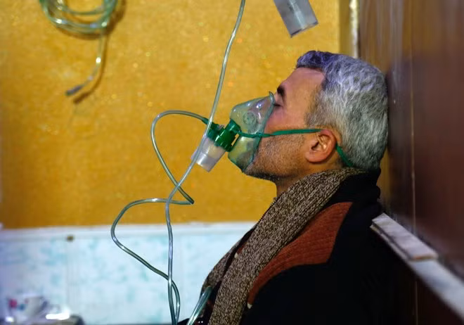 Người dân Syria được điều trị triệu chứng khó thở sau một vụ tấn công được cho là sử dụng vũ khí hóa học ở Douma (Syria). (Nguồn: AFP/TTXVN)