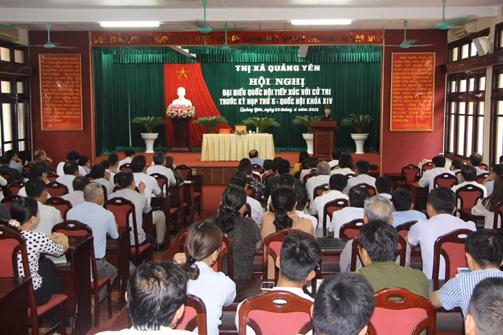ghi nhận những kiến nghị liên quan đến việc đảm bảo nguồn cung cấp điện, nước tại các xã đảo Vân Đồn, phát triển du lịch gắn với bảo vệ cảnh quan tự nhiên; hoạt động xe điện trên đảo; xử lý nghiêm các trường hợp khai thác thủy sản tận diệt; việc giao bãi triều và đất rừng ngập mặn cho người dân…