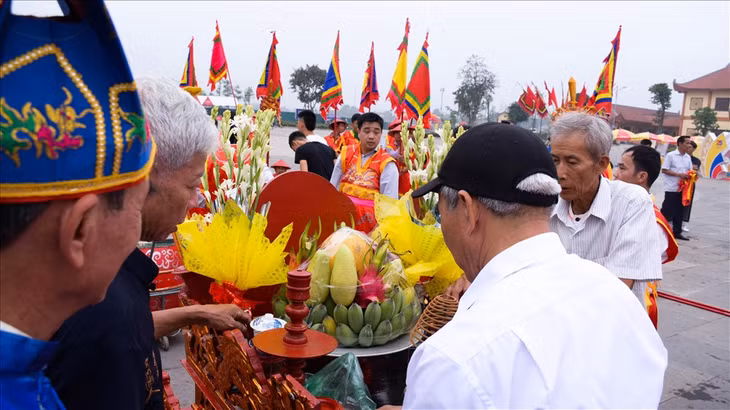 Người dân sắp xếp lại đồ lễ trước khi rước kiệu.
