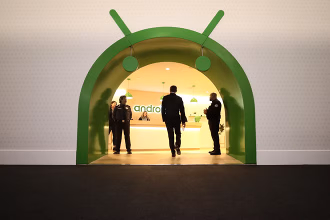 Android được xem như vòi bạch tuộc giúp Google thu thập dữ liệu người dùng dễ dàng hơn. Ảnh: Bloomberg.