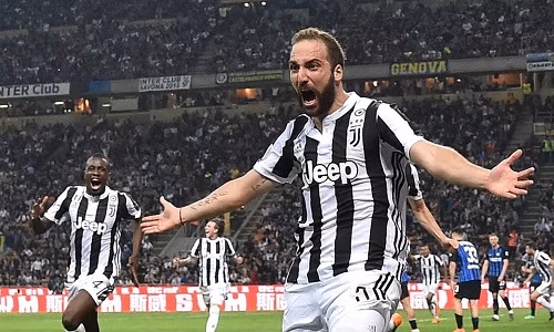 Higuain ghi bàn thắng có thể được coi là quan trọng nhất mùa giải. Ảnh: Reuters.