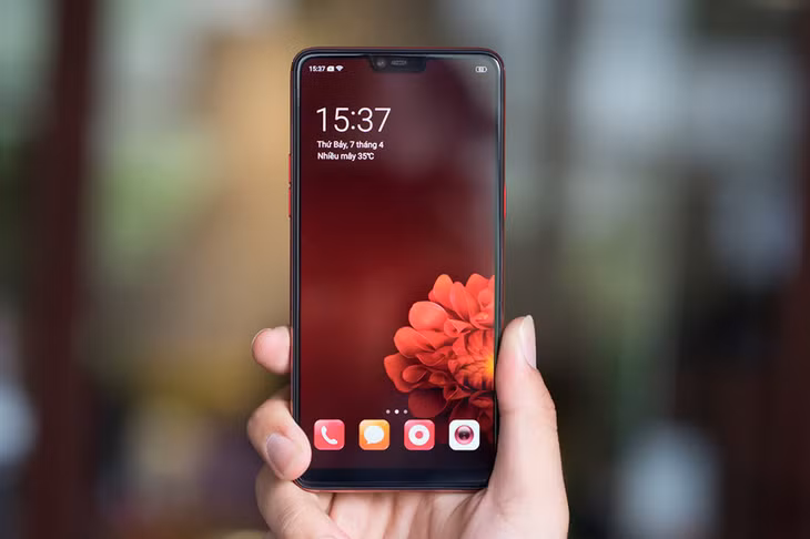 Oppo F7 (6,23 inch, 8 triệu đồng): F7 vừa nhận khoảng 30.000 đơn đặt hàng sau 8 ngày mở bán tại Việt Nam. Điểm mạnh của máy vẫn nằm ở camera selfie với độ phân giải 25 megapixel, tích hợp AI để phân tích dữ liệu khuôn mặt người chụp. Thiết kế sản phẩm này cũng đẹp hơn thế hệ trước với mặt lưng bóng bẩy, viền màn hình siêu mỏng. Đây sẽ là sản phẩm chủ lực của hãng di động lớn thứ 2 Việt Nam giai đoạn nửa đầu năm nay.