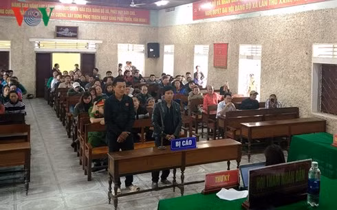 Hai bị cáo tại phiên tòa xét xử lưu động.
