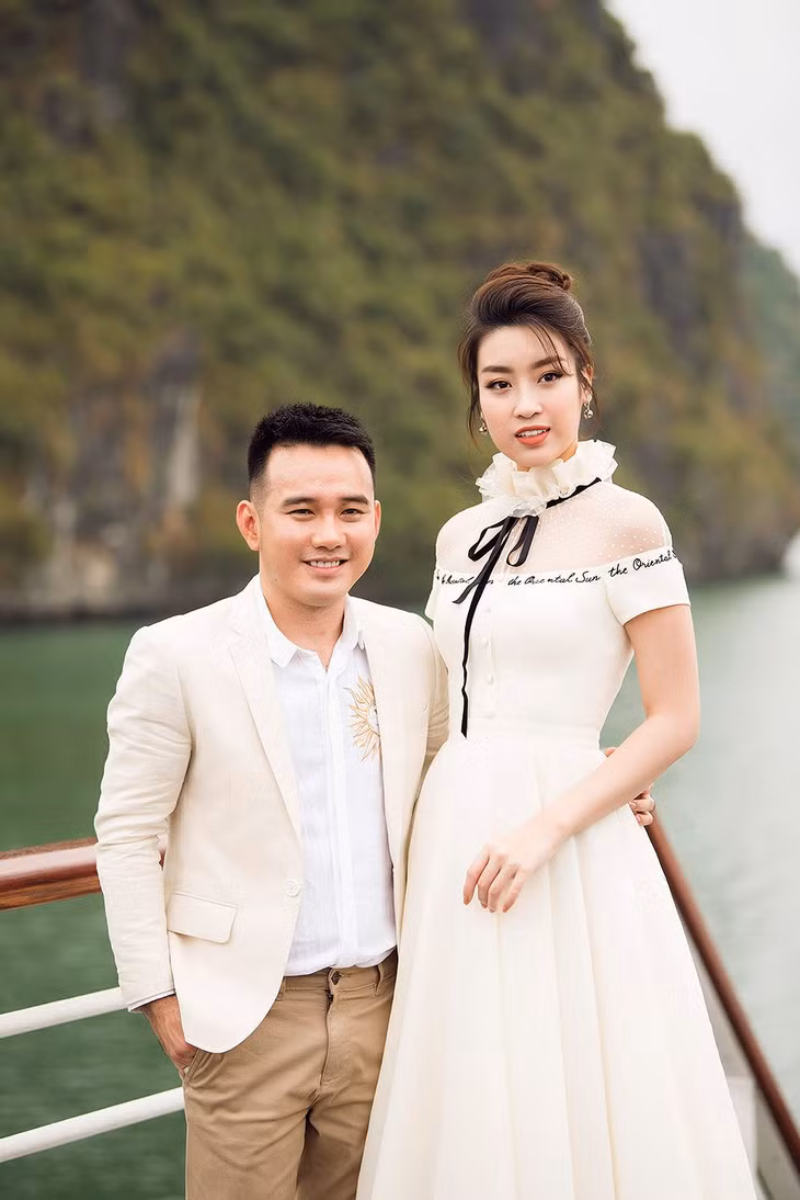 Vừa qua tại vịnh Hạ Long, đã diễn ra buổi ra mắt BST mới mang tên “Mặt trời phương Đông” của NTK Lê Thanh Hòa. Là NTK gắn liền với tên tuổi của hàng loạt người đẹp nên cứ đến show diễn của anh, thảm đỏ chương trình sẽ trở thành cuộc ‘đọ sắc’ của đông đảo các nàng hậu và những mỹ nhân nổi tiếng. Hoa hậu Mỹ Linh diện váy màu kem thanh lịch, nhẹ nhàng.
