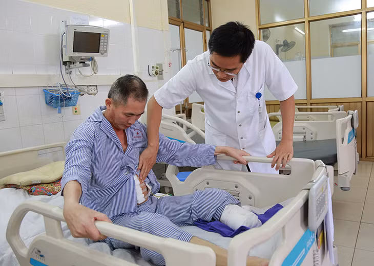 Bệnh nhân tỉnh táo, sức khỏe phục hồi đáng kể sau khoảng 2 tuần điều trị.