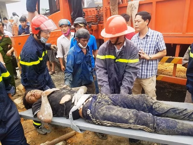 Lực lượng chức năng khẩn trương cứu hộ các nạn nhân.