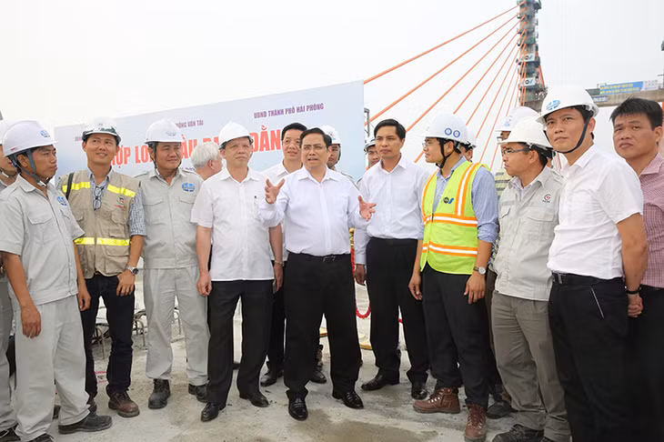 Trưởng Ban Tổ chức Trung ương Phạm Minh Chính kiểm tra công trường cầu Bạch Đằng