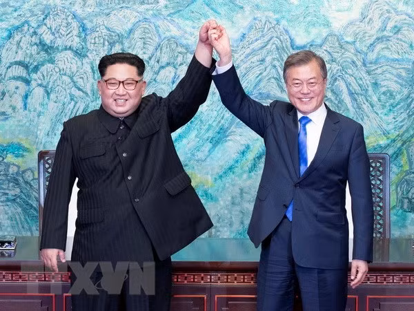 Tổng thống Hàn Quốc Moon Jae-in và nhà lãnh đạo Triều Tiên Kim Jong-un. (Nguồn: TTXVN phát)