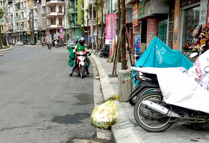 Trên tuyến đường Nguyễn Văn Cừ, thành phố Hạ Long vẫn thường xuyên xuất hiện túi rác dọc lề đường (ảnh chụp lúc 9h31phuts ngày 19/4/2018)