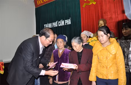 Đại diện Hiệp hội Doanh nghiệp TP Cẩm Phả trao quà Tết cho người nghèo.