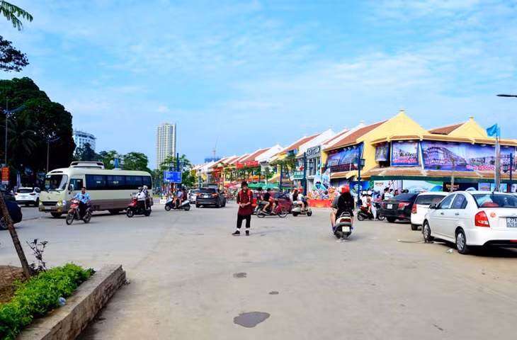 Tại các điểm tập trung đông du khách tình trạng rác thải tràn lan đã không còn, đường phố phong quang sạch sẽ.