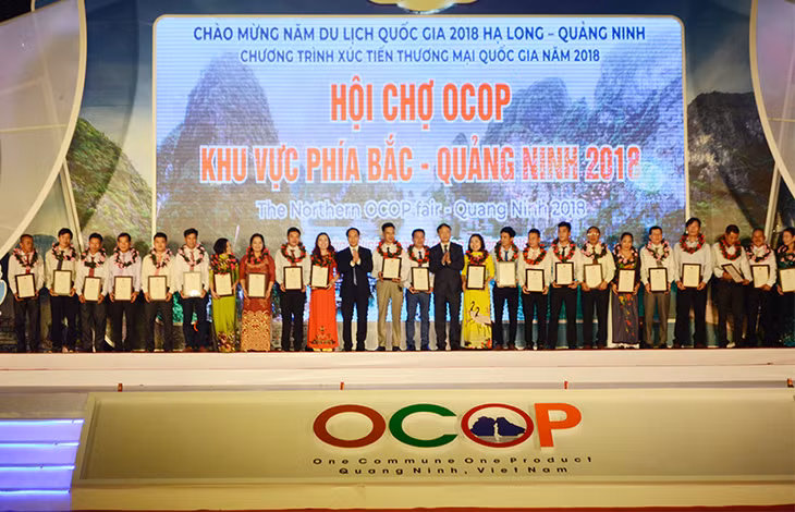 Lãnh đạo Trung ương và tỉnh trao giấy chứng nhận cho các sản phẩm OCOP đạt 3 sao