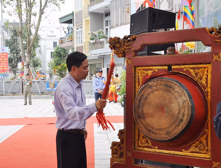 Lãnh đạo TP Hạ Long gióng trống khai hội đền Trần Quốc Nghiễn năm 2018.