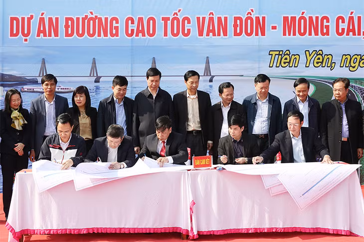 Lãnh đạo các địa phương có tuyến cao tốc đi qua ký cam kết hoàn thành GPMB trong tháng 11/2018 dưới sự chứng kiến của các đồng chí lãnh đạo tỉnh ngày 10/3/2018.