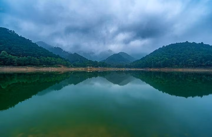  Núi Hàm Lợn, Hà Nội: Cách trung tâm Hà Nội chỉ 40 km nhưng núi Hàm Lợn có khung cảnh thiên nhiên hoàn toàn khác với phố thị ồn ào. Điểm đến này có những đồi thông xanh mát, thích hợp tham gia các hoạt động ngoài trời.