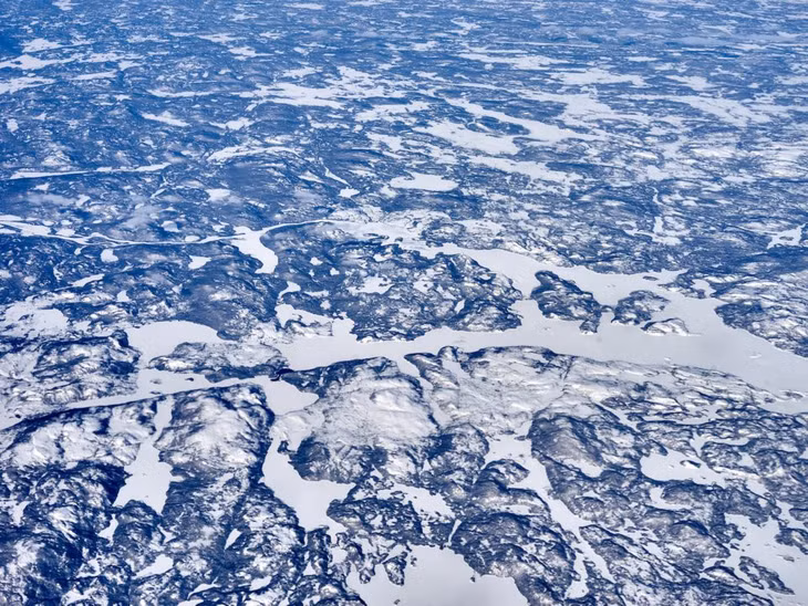 Polar tundra, Canada, Alaska, Nga, Siberia, Scandanavia: Polar tundra được bao phủ bởi lớp băng vĩnh cửu, có môi trường giống như một sa mạc với lượng mưa hàng năm thấp. Tuy nhiên, mỗi năm ở đây vẫn có một mùa sinh trưởng ngắn, kéo dài khoảng 100 ngày, với một số loài thực vật phát triển nhờ độ ẩm từ lớp băng mỏng tan ra vào mùa hè. Ảnh: marako85/Shutterstock.