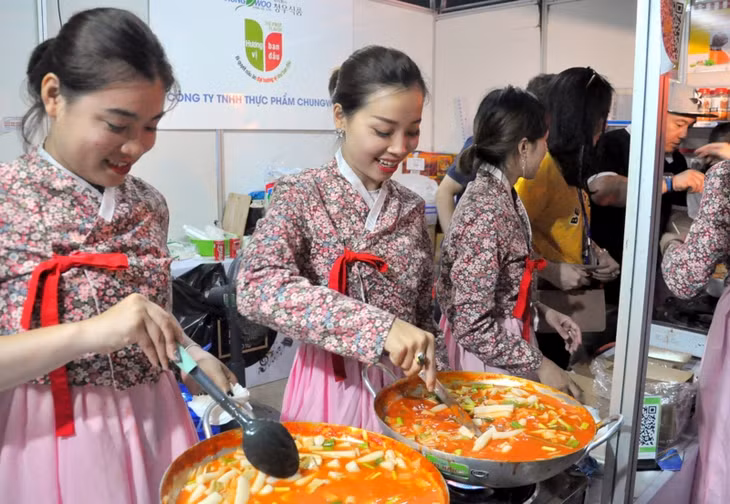 Đầu bếp của các gian hàng đại diện cho văn hóa ẩm thực Hàn Quốc bắt mắt với những bộ Hanbok truyền thống.