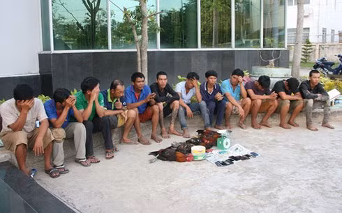 Các đối tượng tại tụ điểm đá gà không chạy thoát bị công an bắt giữ