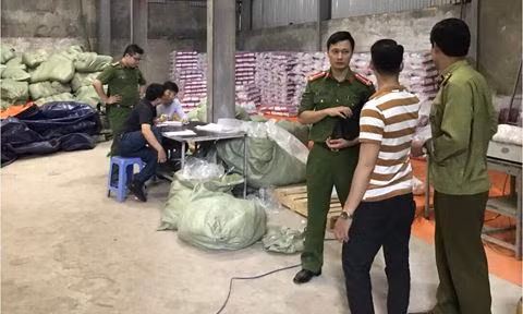 Lực lượng chức năng kiểm đếm số tang vật tại kho tập kết bỉm giả của Đặng Thành Lâm