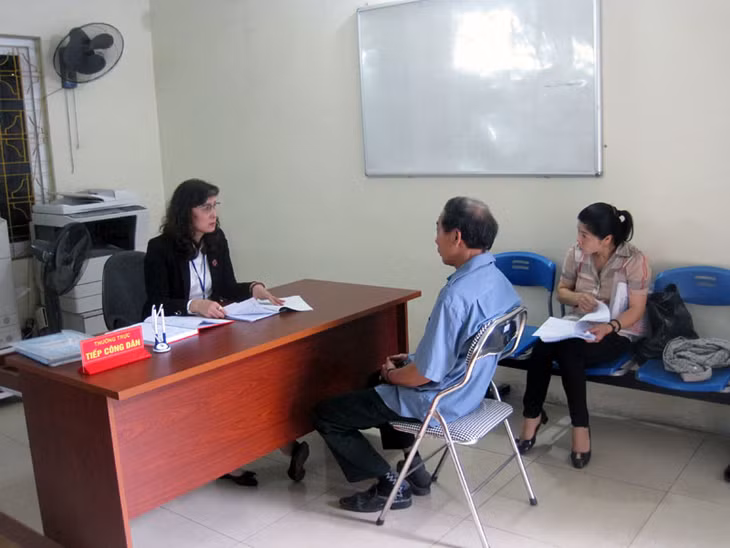 Cán bộ TAND TP Cẩm Phả tổ chức tiếp công dân tiếp nhận hồ sơ vụ, việc