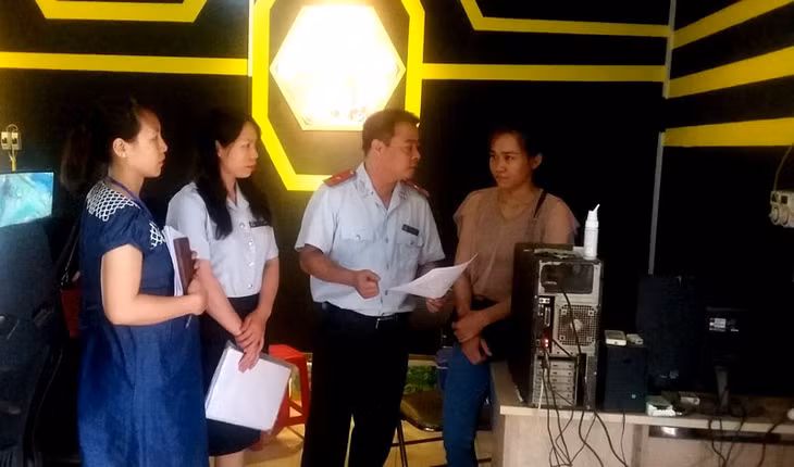 Đoàn kiểm tra tại 1 đại lý kinh doanh trò chơi điện tử ở thôn 13, xã Hạ Long