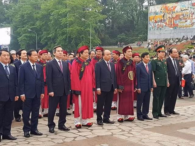 Lãnh đạo Đảng, Nhà nước dâng hương tưởng niệm các Vua Hùng.