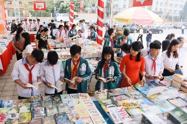 Các em học sinh tham quan Hội sách. (Ảnh: Trung Kiên/TTXVN)