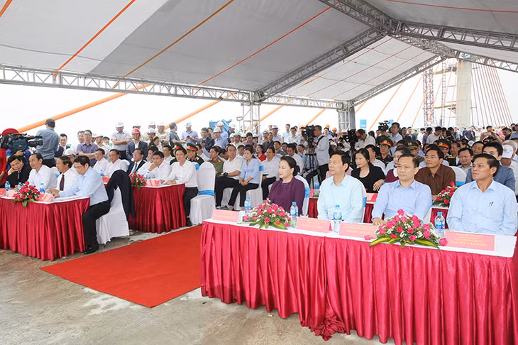 Các đồng chí đại biểu dự lễ Hợp long cầu Bạch Đằng