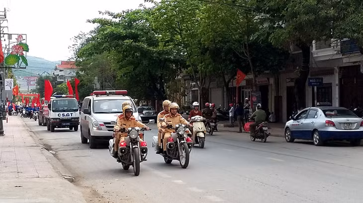 Các lực lưọng chức năng xuống đường diễu hành tuyên truyền Tháng Hành động vì an toàn thực phẩm