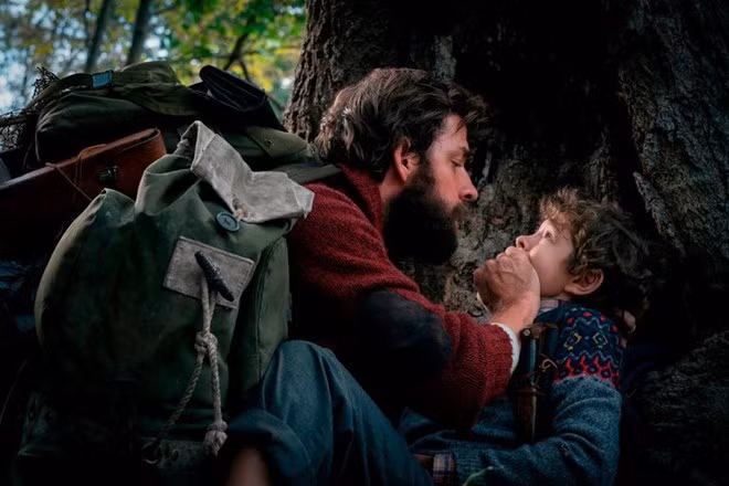 John Krasinski (trái) và Noah Jupe trong phim A Quiet Place. (Nguồn: AP)
