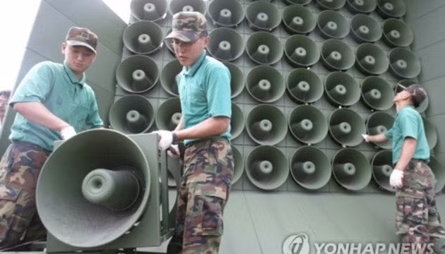 Các loa phóng thanh của quân đội Hàn Quốc được lắp đặt tại biên giới liên Triều. (Ảnh: Yonhap)