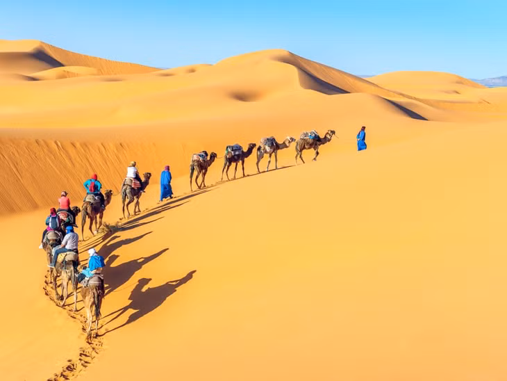 Sa mạc Sahara, Châu Phi: Sahara rộng hơn 9,2 triệu km2 và là sa mạc nóng nhất hành tinh. Phần lớn sa mạc là các cao nguyên đá khô cằn và “vùng biển cát” với những cồn cát cao tới 180 m. Tuy nhiên đây chỉ là phần nhỏ được nhiều người biết đến của sa mạc khổng lồ này, nó còn rất nhiều bí ẩn. Ảnh: Vixit/Shutterstock.