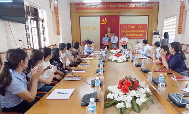 Huyện ủy Vân Đồn công bố quyết định hợp nhất Ban Tổ chức Huyện ủy với Phòng Nội vụ, Uỷ ban Kiểm tra Huyện ủy với Thanh tra huyện. Ảnh: 