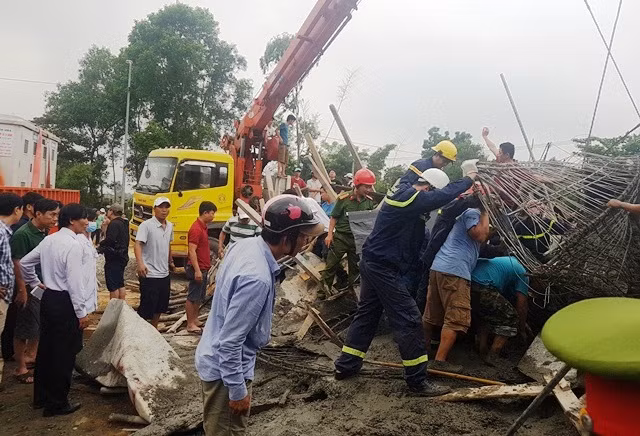 Thông tin từ đơn vị cứu hộ, đã có 7 nạn nhân từ trong đống đổ nát được tìm thấy và đưa đi cấp cứu tại Bệnh viện Trung ương Huế.