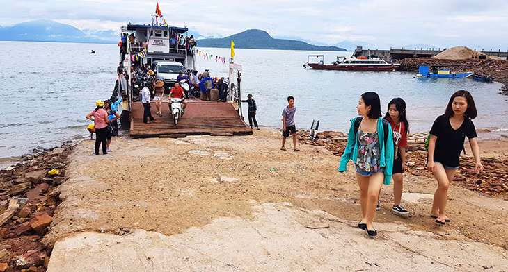 Hạ tầng phục vụ cho phát triển được quan tâm đầu tưu. Ảnh: Hệ thống phà đưa đón người dân và du khách từ đất liến đến với đỏa ngọc Cái Chiên.