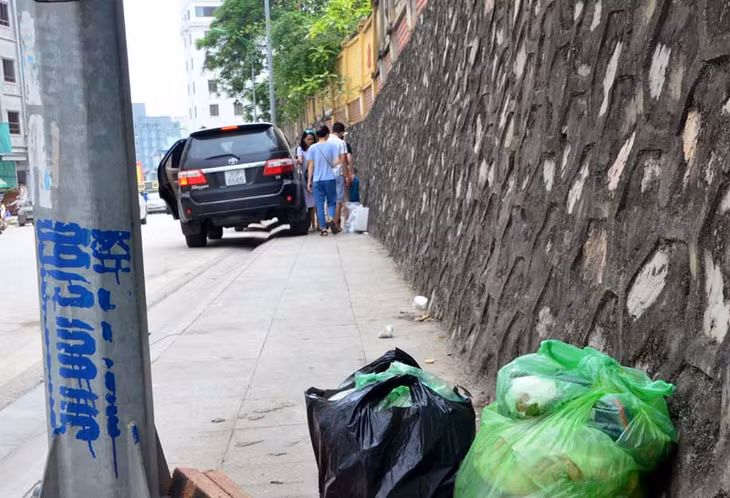 Tuy nhiên vẫn có nhiều túi rác chưa được tập kết đúng vị trí hoặc bị vứt bỏ ngay cạnh thùng rác trống. Vì thế tạo tâm lý phản cảm, ngập rác ở các khu vực trên đường Hạ Long, khu vực Vườn Đào...