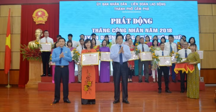 Lãnh đạo UBND TP Cẩm Phả và LĐLĐ thành phố tặng Bằng khen tuyên dương cho CNVC-LĐ tiên tiến tiêu biểu thành phố năm 2017.