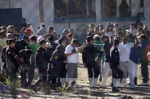 Cảnh sát Guatemala trấn áp các tù nhân bạo loạn ở nhà tù thuộc Escuintla ngày 30/11/2015. Ảnh: AFP/TTXVN