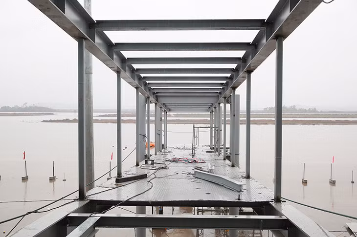Cảng hàng không quốc tế Vân Đồn đã xong hạng mục khu bay, khu nhà ga hành khách và thiết bị kỹ thuật đang hoàn thiện. Trong ảnh: thi công cầu ống lồng nối nhà ga với máy bay.