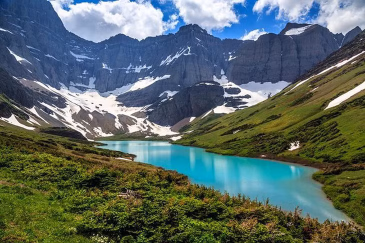 Vườn quốc gia Glacier, Montana, ban đầu có khoảng 150 sông băng, nhưng do ảnh hưởng của sự thay đổi khí hậu mà con số này đã giảm xuống chỉ còn 25.
