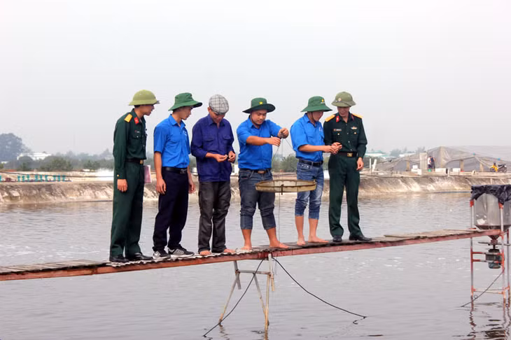 Cán bộ Lâm trường 27 nghiên cứu, chuyển giao kỹ thuật nuôi thủy sản cho bà con trong vùng dự án
